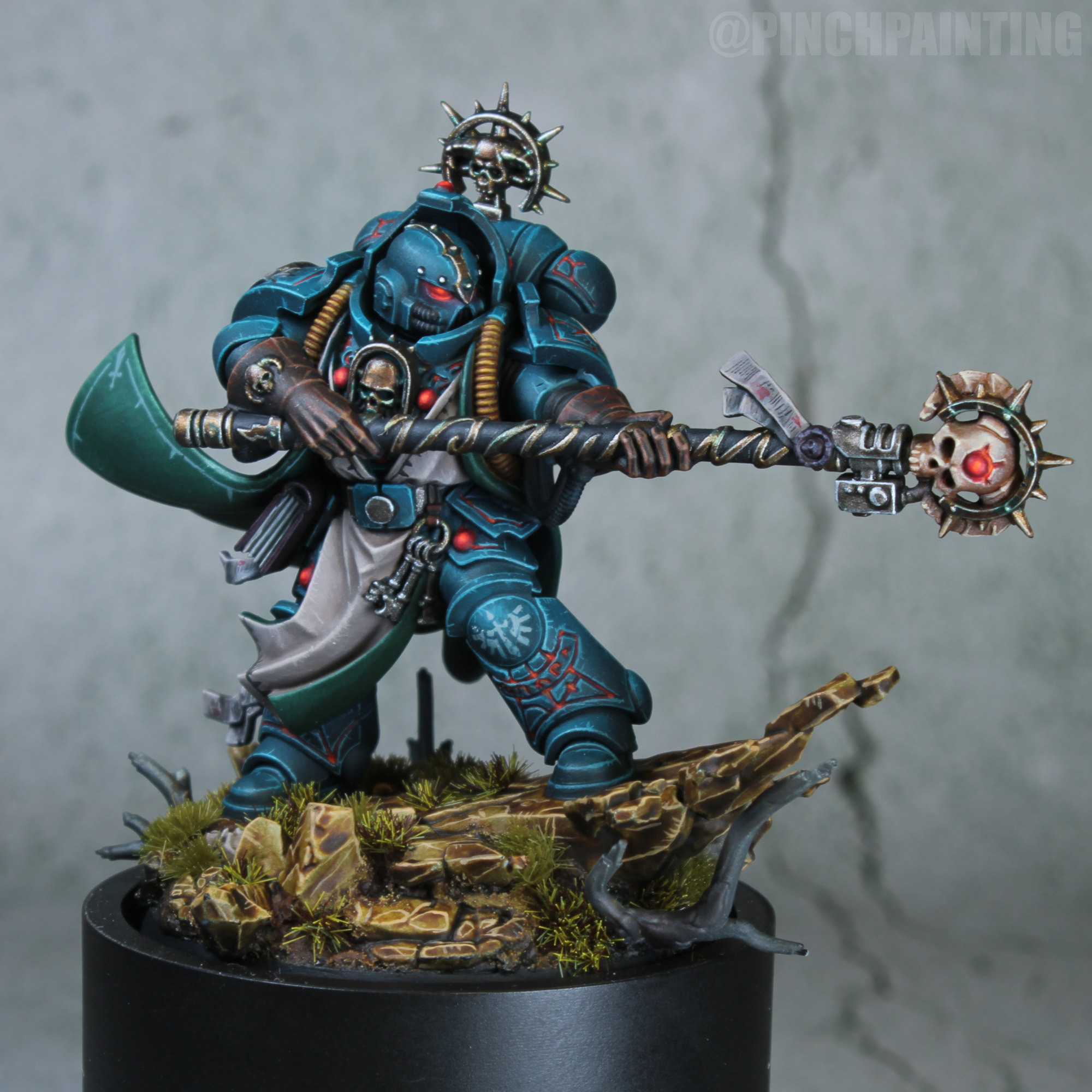 Pinch Painting’s Dark Angels Librarian with blue armor, pale robe, green-lined cloth, and decorated force staff