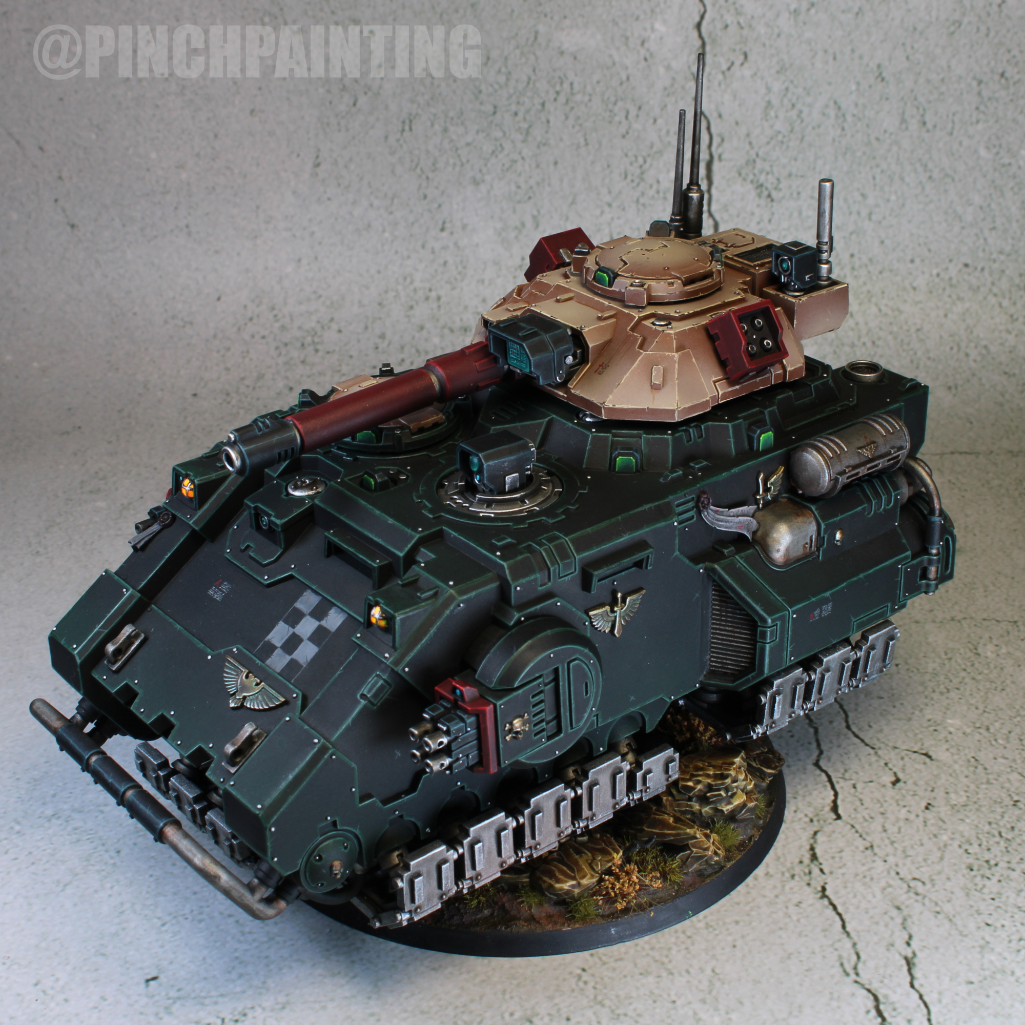 Pinch Painting’s Lion’s Wrath Gladiator tank with a near-black green hull, warm bone turret, red cannon, and checkerboard marking